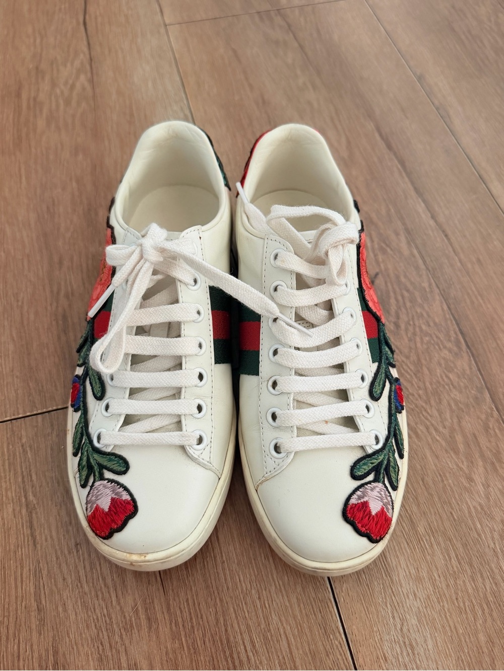 Gucci White Floral Embroidered Women's Lace-Up Sneakers